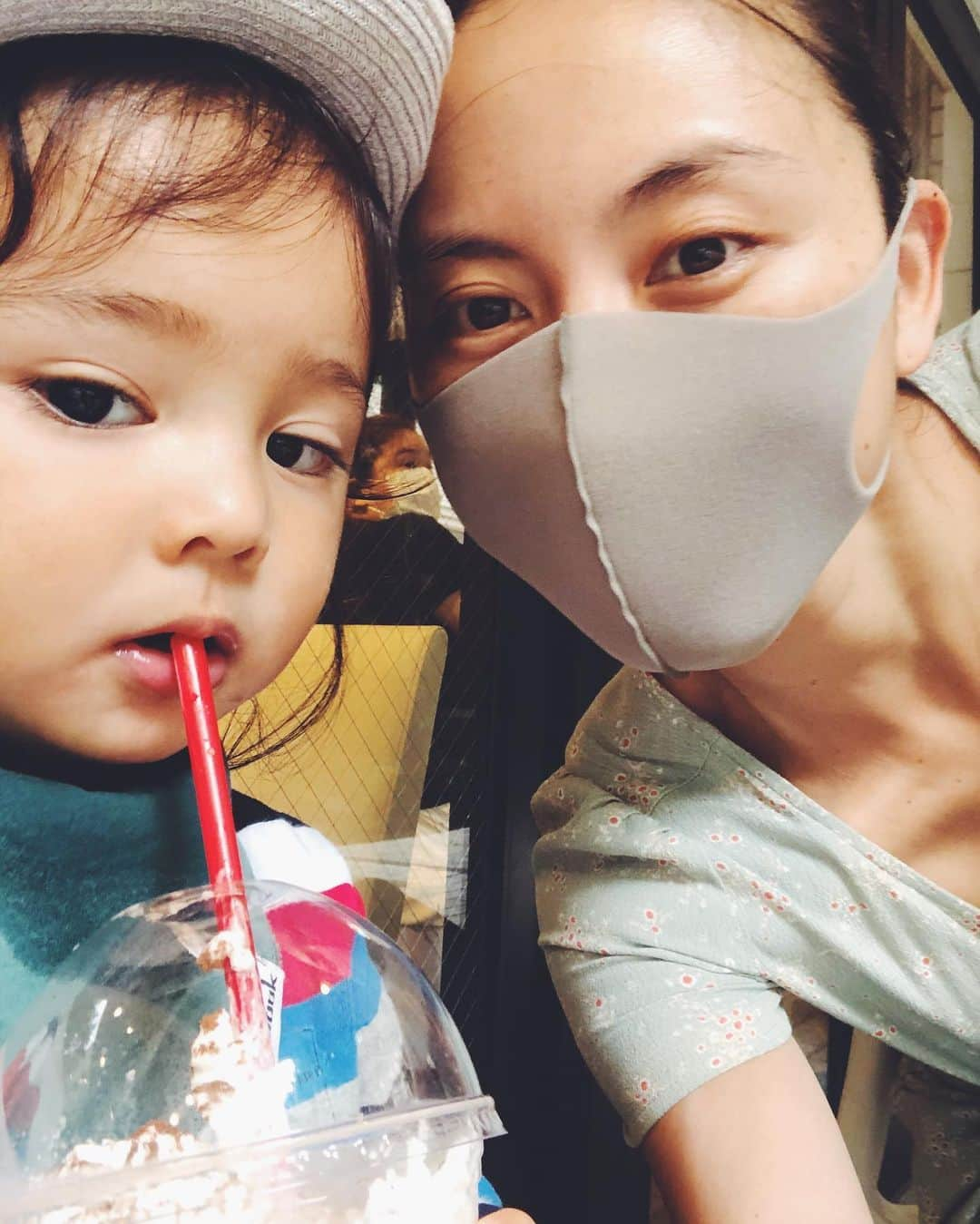 尾形沙耶香さんのインスタグラム写真 - (尾形沙耶香Instagram)「#happymomlife 👩‍👦‍👦  #ジョージと私」7月30日 11時07分 - sayakaogata