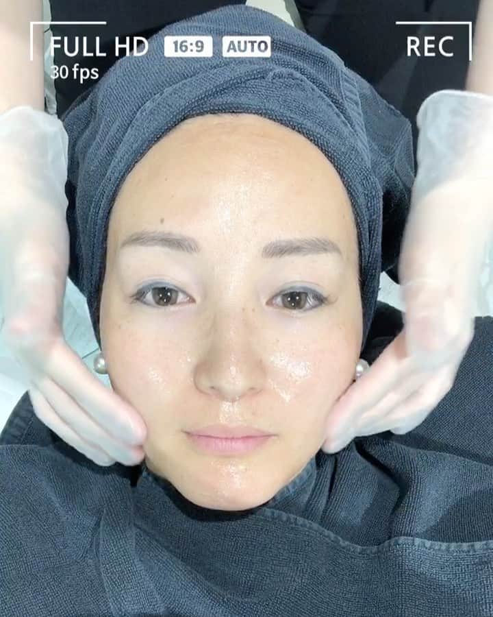 木村真野のインスタグラム：「ピーリングしてもらい汚れを取り除いてもらいました✨✨🥰 @tokyo_hills_clinic  #mayasaya #東京ヒルズクリニック　#ピーリング　#気持ちいい　#thankyou #美肌になりたい　#美白　#木村姉妹」