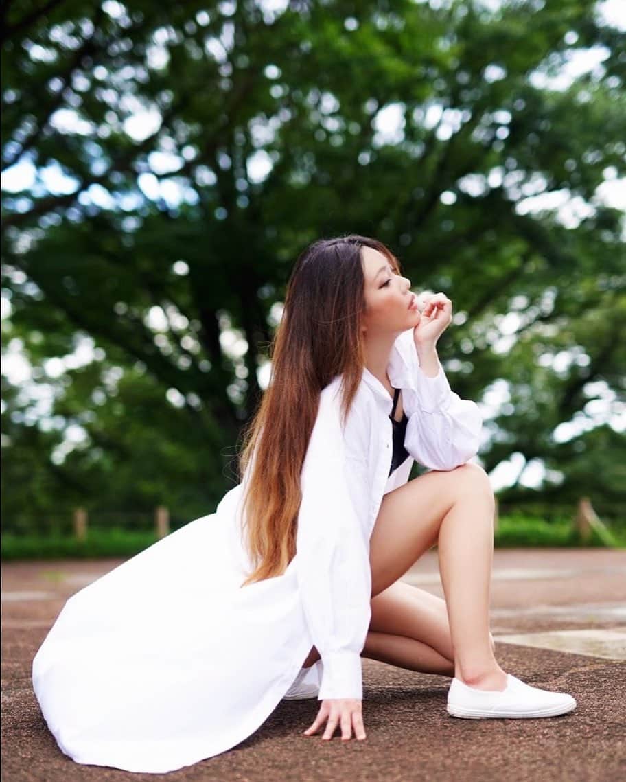 のインスタグラム：「白。自由でいられる。﻿ どんな色にも染まれる唯一の色だから✨﻿ ﻿ だけど、﻿ どんな色にでも染まってしまうから恐ろしさもある色。﻿ ﻿ とても優しいオーラ全開の清水さんが撮る写真は、どれもあたたかさと優しさで溢れている✨﻿ ﻿ ﻿ Photoshoot by @kazooshimizu 🍀✨﻿ ﻿ #大自然 #白 #blanco #シャツワンピ #白シャツ #longhair #naturalart #japanesedancer #dancer #choreographer #life #photo #photoshoot #moment #モデル #写真好きな人と繋がりたい #撮影 #被写体モデル #photoart #dia」