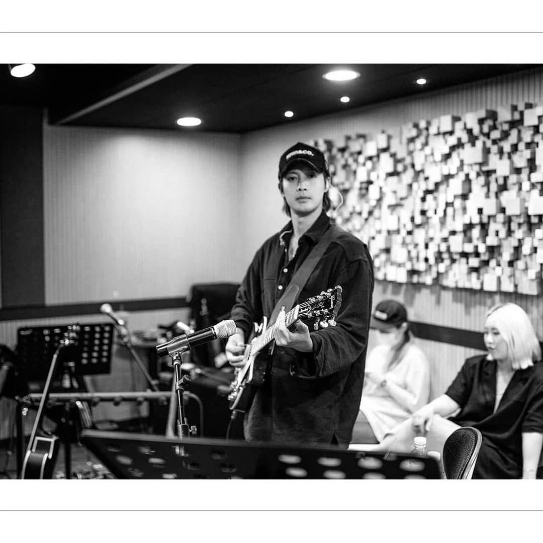 キム・ヒョンジュンさんのインスタグラム写真 - (キム・ヒョンジュンInstagram)「🎸-🎤  #KIMHYUNJOONG  #김현중  #キムヒョンジュン  #金賢重 #HENECIA」7月30日 11時18分 - hyunjoong860606