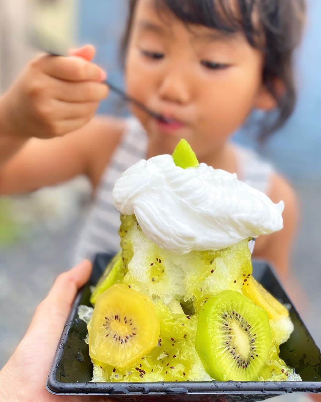 舞子さんのインスタグラム写真 - (舞子Instagram)「やっばー！﻿ うっまー！﻿ ﻿ 今まで食べたかき氷の中で3本の指に入るな。﻿ ﻿ キウイのかき氷なんて食べたことなかったけど、﻿ これはめちゃくちゃ美味しかった🥝﻿ ﻿ キウイのさっぱり感と甘酸っぱさ、﻿ 生クリームの相性もバツグン(*´艸`*)﻿ ﻿ 夏の間にもっかい食べに行こう…🍧﻿ ﻿ #かき氷 #you農園 #フルーツかき氷 #キウイ #キウイかき氷 #フルーツたっぷり #ボリューム満点 #カフェ巡り #子どもとお出かけ #子連れお出かけ #アラサーママ #ママライフ」7月30日 11時19分 - maiko.03010