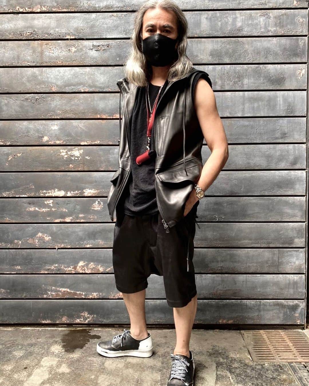 杉原勇武のインスタグラム：「展示会3日目❗️ レザーショーツとレザーベストで来たけど今日は涼しかったです。 BLACK LEATHER MASK. RED LEATHER ATOMIZER.」