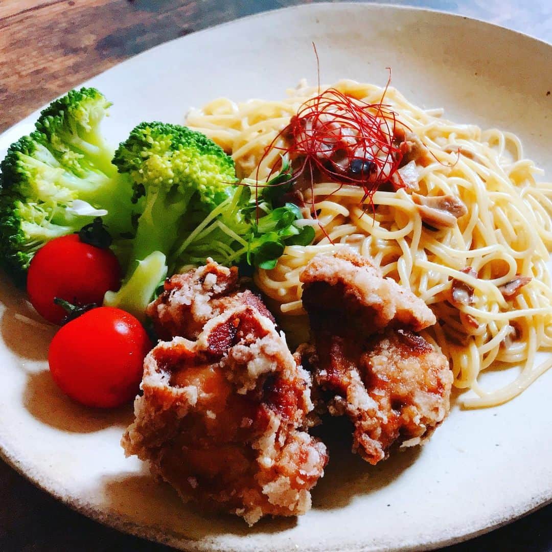haruさんのインスタグラム写真 - (haruInstagram)「2020 07 30 (木)  こんにちは  今日のお昼ごはん ※生ハムときのこの ポルチーニクリームパスタ #無印良品  中々美味しい♪ 野菜出汁ちょこと足し ※ブロッコリー🥦 ※ミニトマト🍅 ※鶏の唐揚げ @ayatori_oishi  さんの揚げるだけで 美味しい唐揚げ♪ * * さっ今日も頑張ろ * * #おひるごはん #お昼が楽しみになるお弁当 #今日のご飯  #テレワーク飯 #在宅勤務のおひるごはん #ワンプレート#夫弁当#旦那弁当#暮らし#日々のこと #岡村工房#器#おうちごはん #おうちランチ#コロナに負けるな #簡単ごはん  #lunch#lunchtime #ouchigohan #yummy #obento #oben365 #obentogram #japan#muji」7月30日 11時23分 - shoco132102