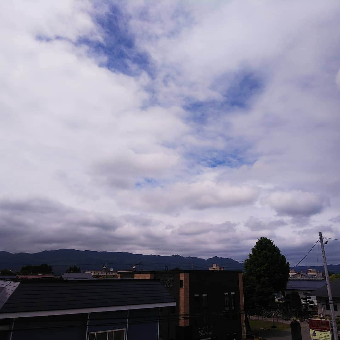 みながわゆみさんのインスタグラム写真 - (みながわゆみInstagram)「#イマソラ #いまそら #青空 #さわやかな青空 #さわやかなお天気 #くも #雲 #米沢市 #大好きな街 #山並み #愛宕山 #斜平山」7月30日 11時27分 - nama.09.19