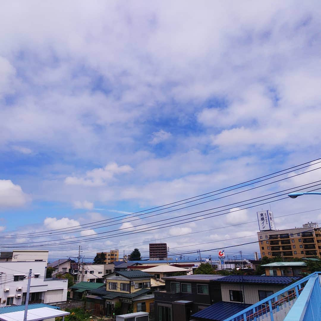 みながわゆみさんのインスタグラム写真 - (みながわゆみInstagram)「#イマソラ #いまそら #青空 #さわやかな青空 #さわやかなお天気 #くも #雲 #米沢市 #大好きな街 #山並み #愛宕山 #斜平山」7月30日 11時27分 - nama.09.19