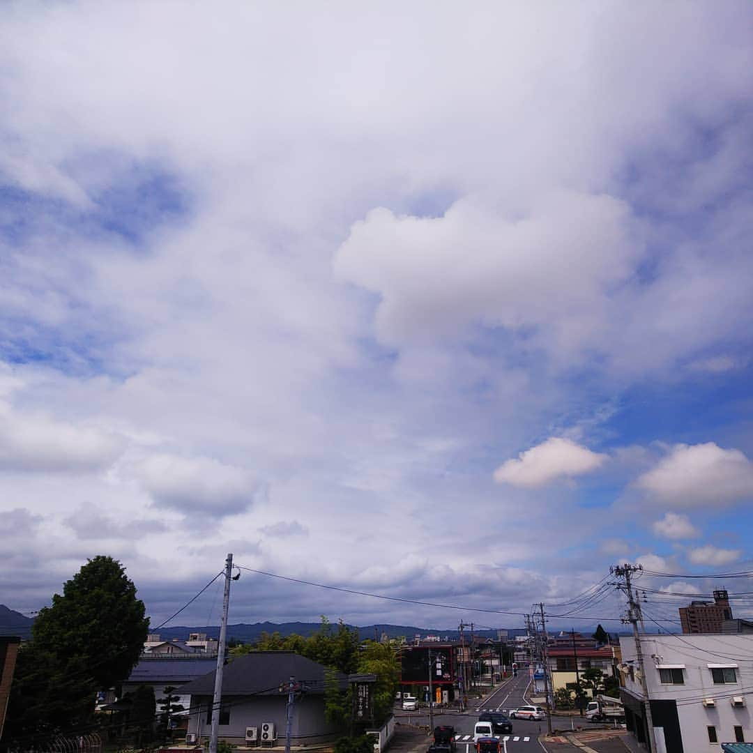 みながわゆみさんのインスタグラム写真 - (みながわゆみInstagram)「#イマソラ #いまそら #青空 #さわやかな青空 #さわやかなお天気 #くも #雲 #米沢市 #大好きな街 #山並み #愛宕山 #斜平山」7月30日 11時27分 - nama.09.19