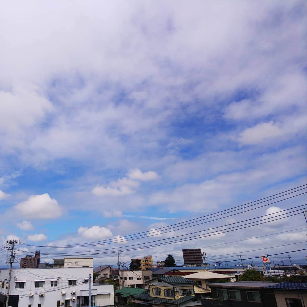 みながわゆみさんのインスタグラム写真 - (みながわゆみInstagram)「#イマソラ #いまそら #青空 #さわやかな青空 #さわやかなお天気 #くも #雲 #米沢市 #大好きな街 #山並み #愛宕山 #斜平山」7月30日 11時27分 - nama.09.19