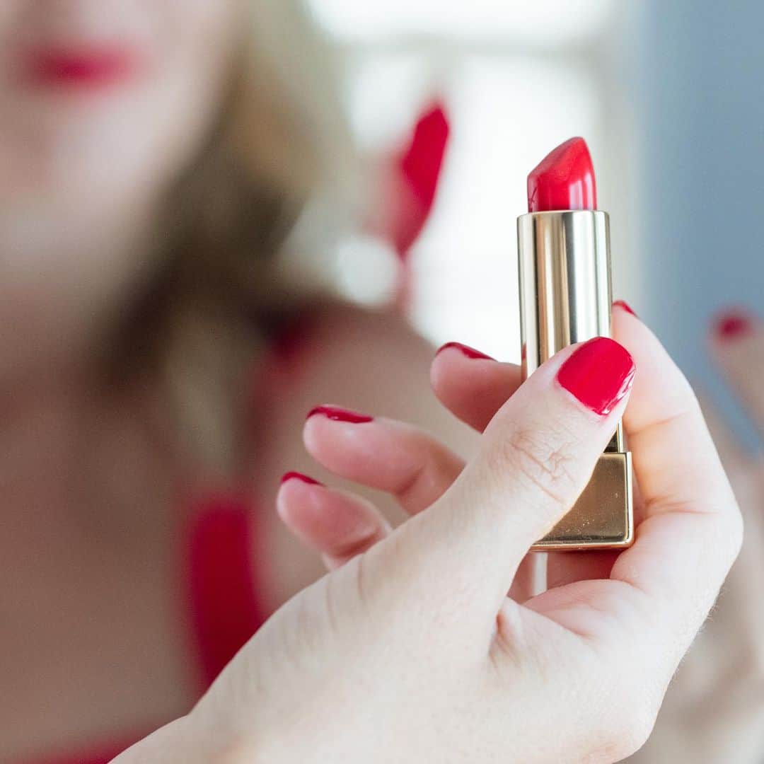 OPIさんのインスタグラム写真 - (OPIInstagram)「Never underestimate the #HealingPower of #RedLipstick and a #RedMani. 💄 Flaunt your favorite shade of red on #NationalLipstickDay!   Shade: #BigAppleRed  #ColorIsTheAnswer #RedNails #ClassicNails #SummerNails #ModernNails #ManiMood #ManiMantra #NailsOfInstagram #SexyNails」7月30日 2時29分 - opi