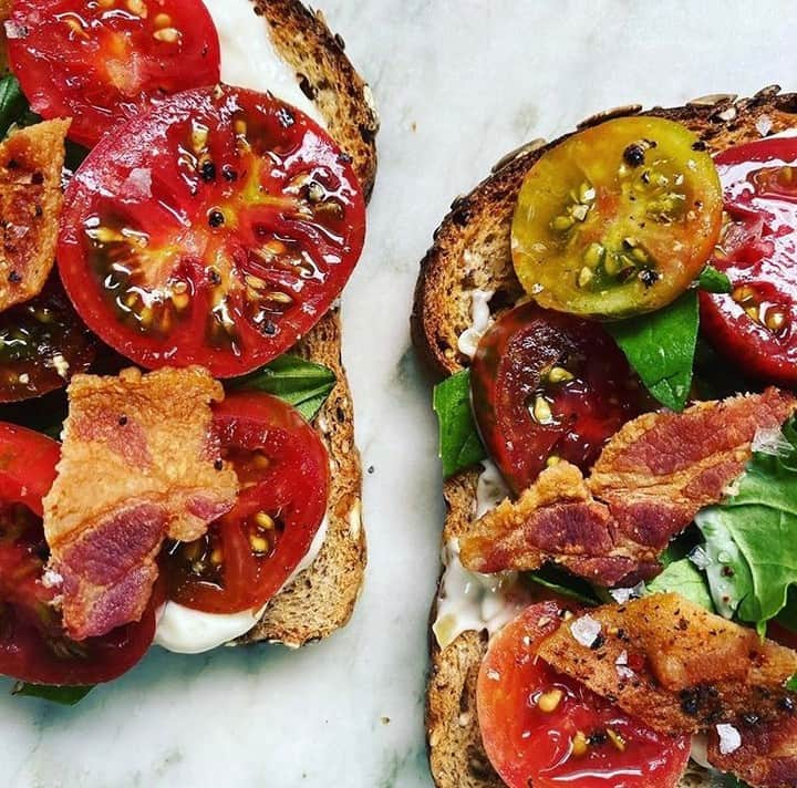 Food & Wineさんのインスタグラム写真 - (Food & WineInstagram)「Ok, you caught us. We're pretty jealous of Food Editor @jbrothersmiller's BLT desk lunch. Show us your summer eats and treats by tagging #howisummer, we'll regram our favorites all season long!」7月30日 2時30分 - foodandwine