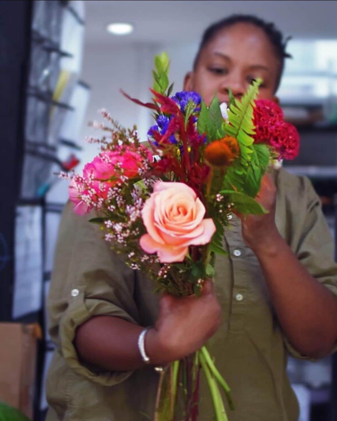 ミシェル・モナハンさんのインスタグラム写真 - (ミシェル・モナハンInstagram)「Happy #humpday everyone! My #wcw this week goes out to a recent discovery! If you’re looking for a florist in the NYC/Brooklyn area, I cannot recommend this woman AND her blooms enough! Not only does Rasheedah Leslie, owner of @lesbloomsfloral create gorgeous arrangements, she is beyond kind, accommodating and affordable. She says, “Having flowers and plants shouldn’t be seen as a luxury, I think it’s necessary — living things are important for your mental and spiritual health.” And I couldn’t agree with her more. 🙏 Check her lovely creations out and thank you @lesbloomsfloral for spreading the love. 💞」7月30日 2時34分 - michellemonaghan