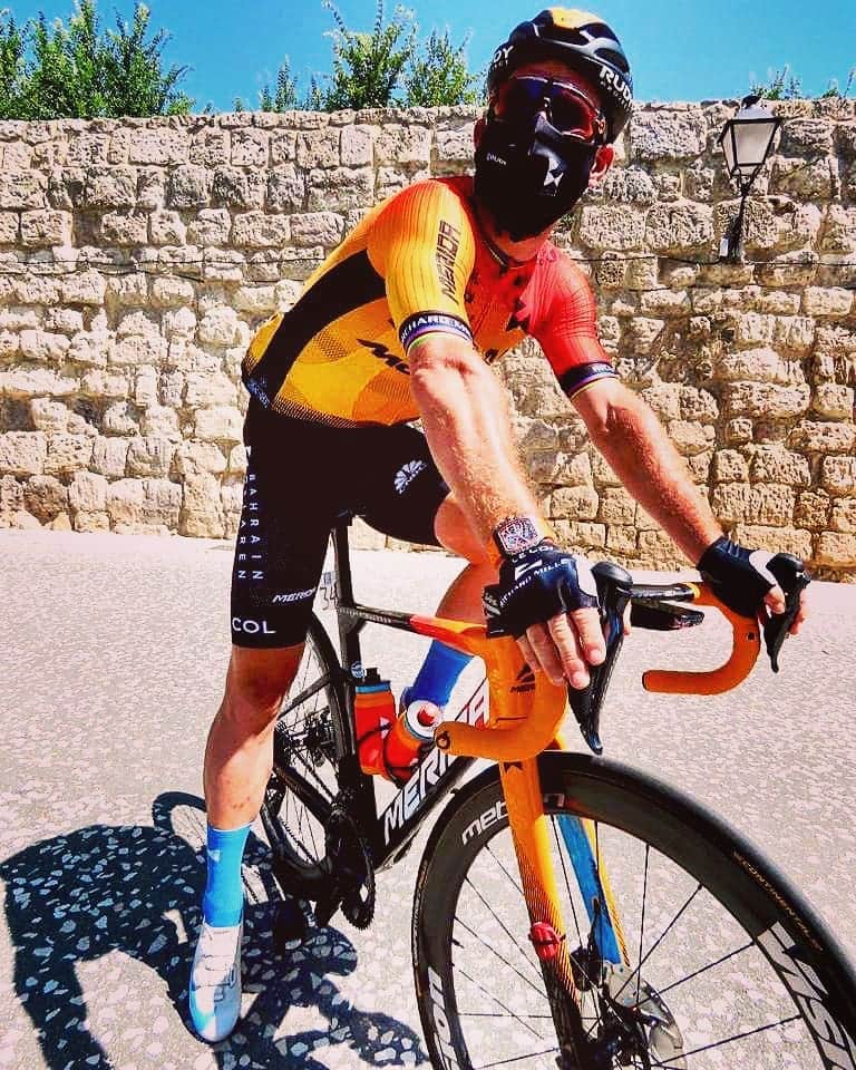 マーク・カヴェンディッシュのインスタグラム：「I'm smiling. Honestly. 😁 📸 @ozrenko.zg.hr @bahrainmclaren #cycling #cyclist #cyclists #race #racing #hot #mask #masks」