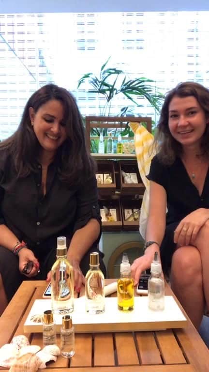 Melvita Officialのインスタグラム：「Nos expertes beauté Monica & Constance vous retrouvent pour un LIVE inédit sur un super sujet, estival et de saison ! Nous vous apportons nos conseils, explications et nous répondons à toutes vos interrogations. N’hésitez pas à revivre ce moment en replay IGTV !   #melvitafamily #biodepuistoujours #mettezvotrepeauauvert #cosmebio #cleanbeauty #madeinfrance🇫🇷 #huiledebeaute」