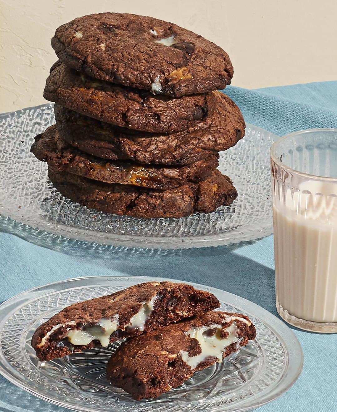 Chobaniのインスタグラム：「It was called “The Best Cookie in NYC” by @gothamist... Now’s your chance to make @_mamannyc_’s Double Chocolate Cookie with Chobani® Oat Vanilla Ganache at home 🍪 Click the link in our bio for the recipe (P.S. Bake something sweet? Tag us!)」