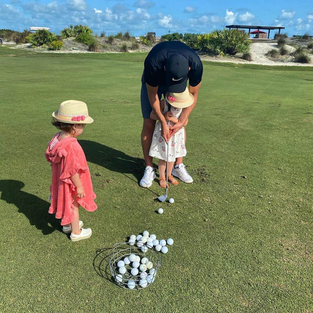 ハリー・ケインのインスタグラム：「Starting them early 💖⛳️」