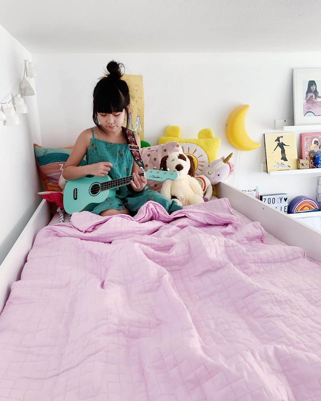 Zooey Miyoshiさんのインスタグラム写真 - (Zooey MiyoshiInstagram)「Since the pandemic started we noticed that Zooey wasn't sleeping well. However, we're happy to share that after using the @gravityblankets for a week now, she's been falling asleep so much faster and staying asleep longer! The Gravity Blanket uses the power of "deep touch pressure stimulation" to simulate the feeling of being held (like a hug!) and this kid’s blanket version designed specifically for kids ages 7 and up comes in two colors, green and pink. Each blanket comes with a weighted stuffed dog, providing extra snuggles for your little one throughout the night.  *GIVEAWAY HAS ENDED* . . . We understand how stressful things are right now for everyone and their kids and want to give away 2 Gravity Kids Blankets!  To enter: 1. Like this post and must be following @gravityblankets and @zooeyinthecity  2. Comment what your kids miss the most right now and how you’re doing ! 3. Tag 3 or more friends (one in each line) you think whose kids will benefit from this weighted blanket 4.  For Extra entry, share this post into your stories and don't forget to tag us so we can see you!  **DISCLAIMER: -Blanket cannot be used for kids under 7 years old. -Contest is for US residents only and ends in 24 hrs - Thursday July 30, 2020 11:59am PST -Winner will be contacted via DM. Must be 18+.  -Contest is not sponsored by Instagram . . . . #ad #gravitykids」7月30日 3時05分 - zooeyinthecity