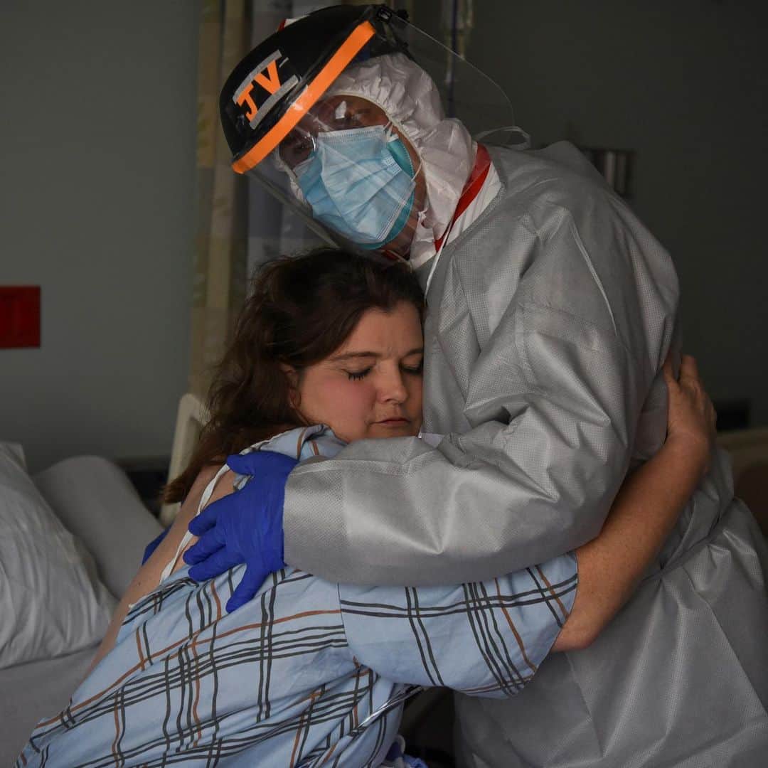 TIME Magazineさんのインスタグラム写真 - (TIME MagazineInstagram)「Dr. Joseph Varon, 58, the chief medical officer at United Memorial Medical Center in Houston, hugs Christina Mathers, 43, a nurse from his team who became infected with COVID-19, on July 25. Mathers was told she tested positive after she reported feeling ill during one of her shifts. "That's the hardest thing to ever hear... It messes with you," said Mathers, who has been working every other day since April 29. "But I wouldn't go anywhere else but here." Since March, the U.S. has reported more confirmed cases than any other country, and the numbers continue to grow at a rapid rate: more than 4.3 million cases and nearly 150,000 COVID-19-related deaths. Photograph by @callaghan_ohare—@reuters」7月30日 3時08分 - time