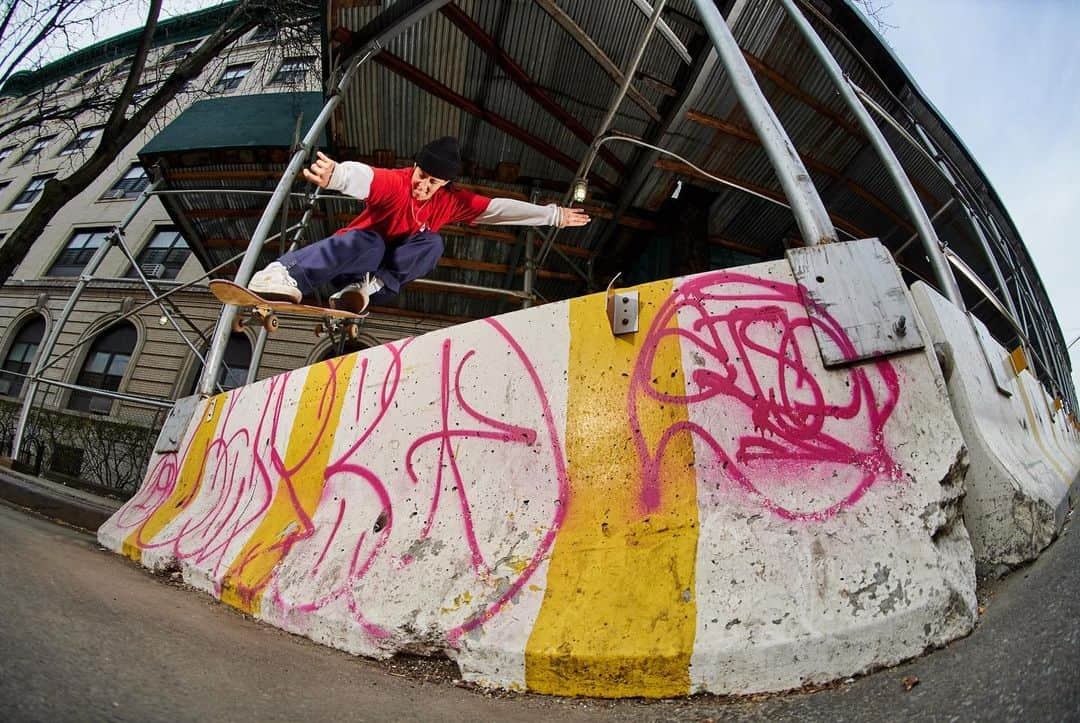 アレクシス・サブロン さんのインスタグラム写真 - (アレクシス・サブロン Instagram)「bs 180. Different angle came out in @thrashermag a while back but I love the colors photo: @mehringsbearings」7月30日 3時09分 - suminaynay