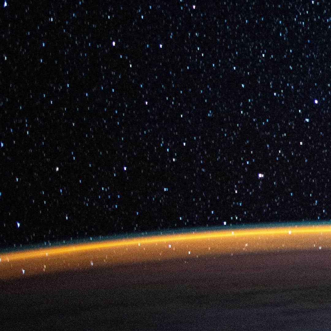 国際宇宙ステーションさんのインスタグラム写真 - (国際宇宙ステーションInstagram)「Swipe through this long-exposure photograph from the station that reveals the Milky Way glittering above the Earth’s horizon. #nasa #earth #stars #night #astronomy #milkyway #international #space #station」7月30日 3時14分 - iss