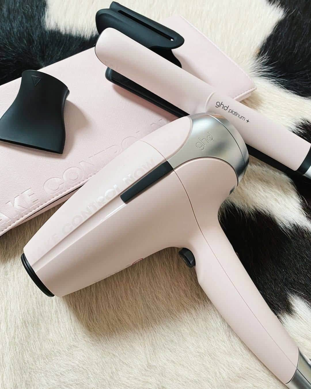 ghd hairさんのインスタグラム写真 - (ghd hairInstagram)「This year's pink campaign features limited-edition powder pink tools 💗   Each tool is branded with the message 'take control now' so that every time you style your hair, you are reminded to check your breasts.   £10 from every pink tool goes to @breastcancernow    📸@asos_faceandbody   #ghd #ghdpink #takecontrolnow #breastcancer #breastcancerawareness #hairtools #checkyourbreasts」7月30日 3時45分 - ghdhair