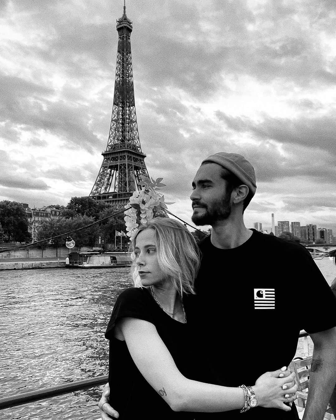 NICOLAS SIMOESのインスタグラム：「Hold someone you trust ♥️✨」