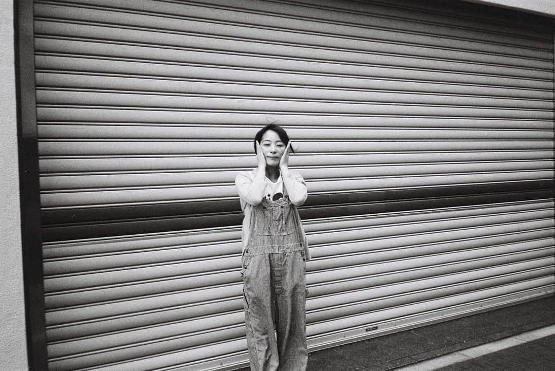 しじみさんのインスタグラム写真 - (しじみInstagram)「#film #モノクロ #ポートレート #被写体希望 #東京 #portrait #カメラ #photography #写真好きな人と繋がりたい #ファインダー越しの私の世界 #ポートレート好きな人と繋がりたい」7月30日 3時40分 - amcche