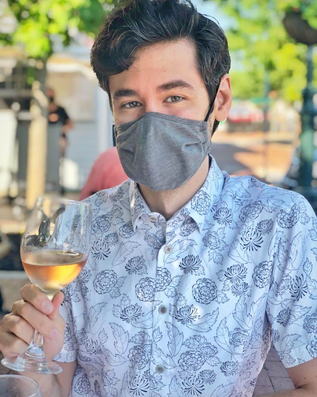 ブレンダン・ロビンソンさんのインスタグラム写真 - (ブレンダン・ロビンソンInstagram)「Mask, CHECK.  Outdoor Dining, CHECK.  Wine, CHECK.  Pretty Girl, CHECK, CHECK, CHECK!  #DateNight was a success! . . . #date #couple #summer #love #dinner #wine #memories」7月30日 3時42分 - brendanrobinson