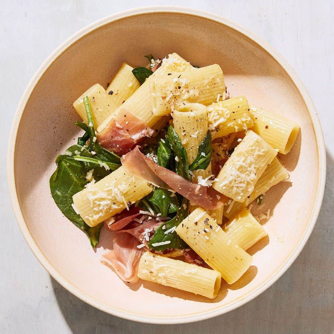 マーサ・スチュワートさんのインスタグラム写真 - (マーサ・スチュワートInstagram)「This lighter carbonara makes a quick comfort food meal during warmer weather. Prosciutto takes the place of traditional guanciale, and stirring in a handful of nutritious baby spinach makes it a commendable choice for a weeknight dinner. Grab the full recipe at the link in bio or pick up a copy of our July/August issue on newsstands or online at @magazinedotstore and Apple News+). 📷: @ksears recipe by: @flossylucille food styling by: @lucullanfoods prop styling by: @suzie_myers」7月30日 3時45分 - marthastewart