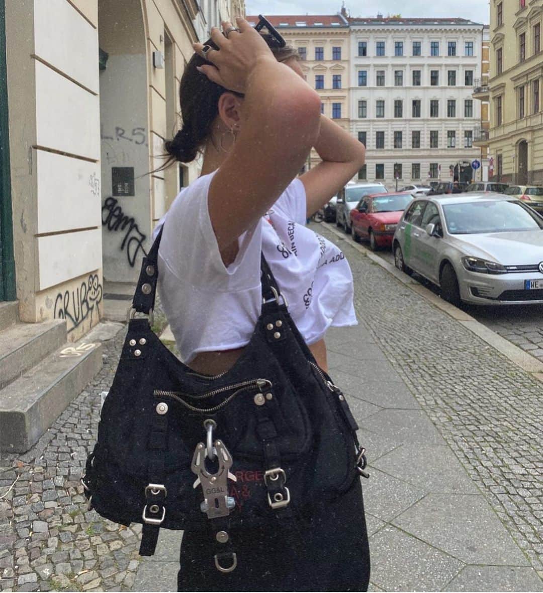 ジョージジーナ&ルーシーのインスタグラム：「Spotted @valentinavapaux with one of our vintage bags 🖤 Tag us in your shots to b featured on our account. #georgeginalucy #gglsquad #staystrong」