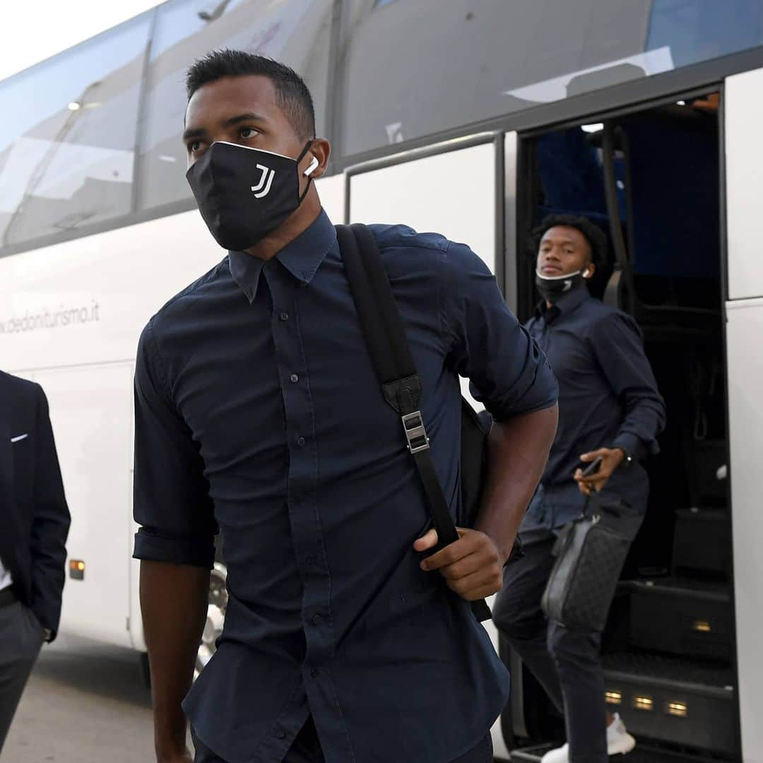 ユヴェントスFCさんのインスタグラム写真 - (ユヴェントスFCInstagram)「The Champions of 🇮🇹 are ready to go again! 💪 #CagliariJuve #Stron9er #FinoAllaFine #ForzaJuve」7月30日 3時52分 - juventus