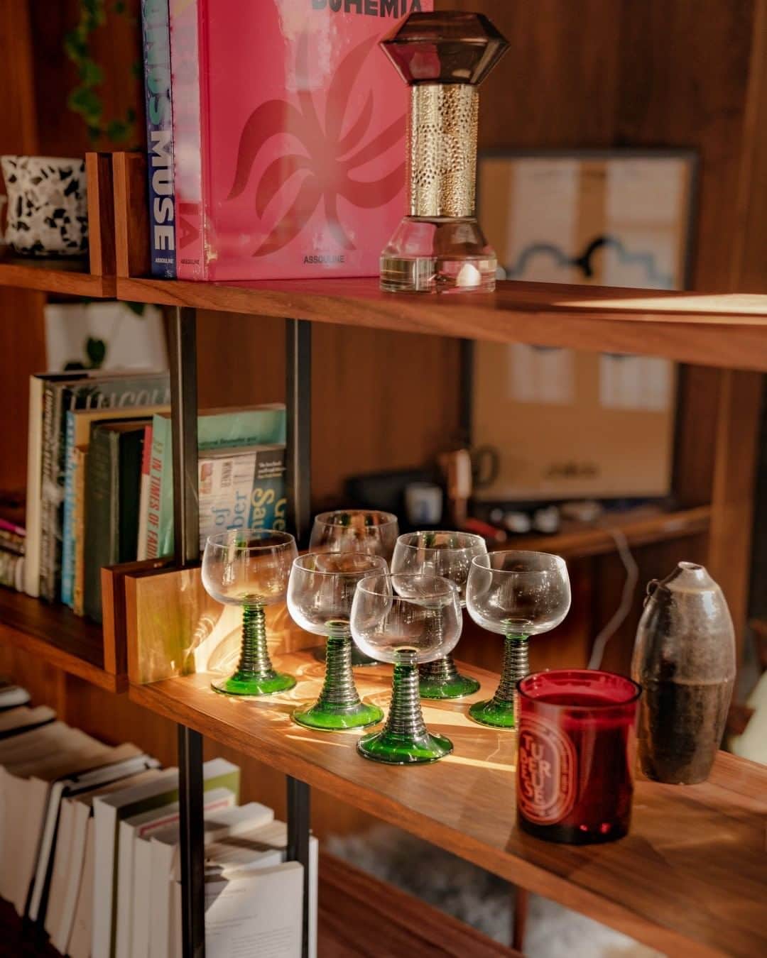 MR PORTERのインスタグラム：「You might think shoes maketh the man, but you’d be wrong. Turns out your bookcase is the newest, trendiest accessory out there. Head to the link in bio for our tips on how to style it right. #MRPORTERathome」