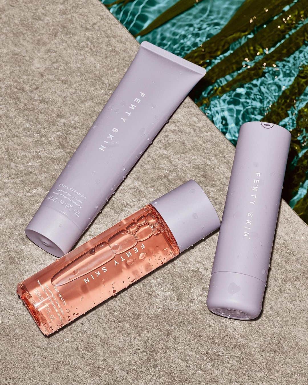 リアーナのインスタグラム：「@fentyskin pre-order is liveee y’all!! 😝🧖🏿‍♀️ If you haven’t signed up yet, hit the link in my bio to get access to shop! Our 3 step routine is gang and each product is customized to enhance the performance of each other! Meet the crew:  1.) TOTAL CLEANS’R 2.) FAT WATER TONER SERUM 3.) HYDRA VIZOR INVISIBLE MOISTURIZER + SPF」
