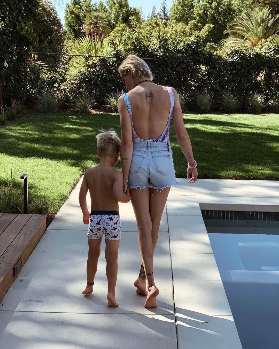 ケイティ・キャシディさんのインスタグラム写真 - (ケイティ・キャシディInstagram)「Hangin' poolside with my little nephew, wearing suit from @shopeverstore - Head over to my Stories to swipe up and shop!」7月30日 4時06分 - katiecassidy