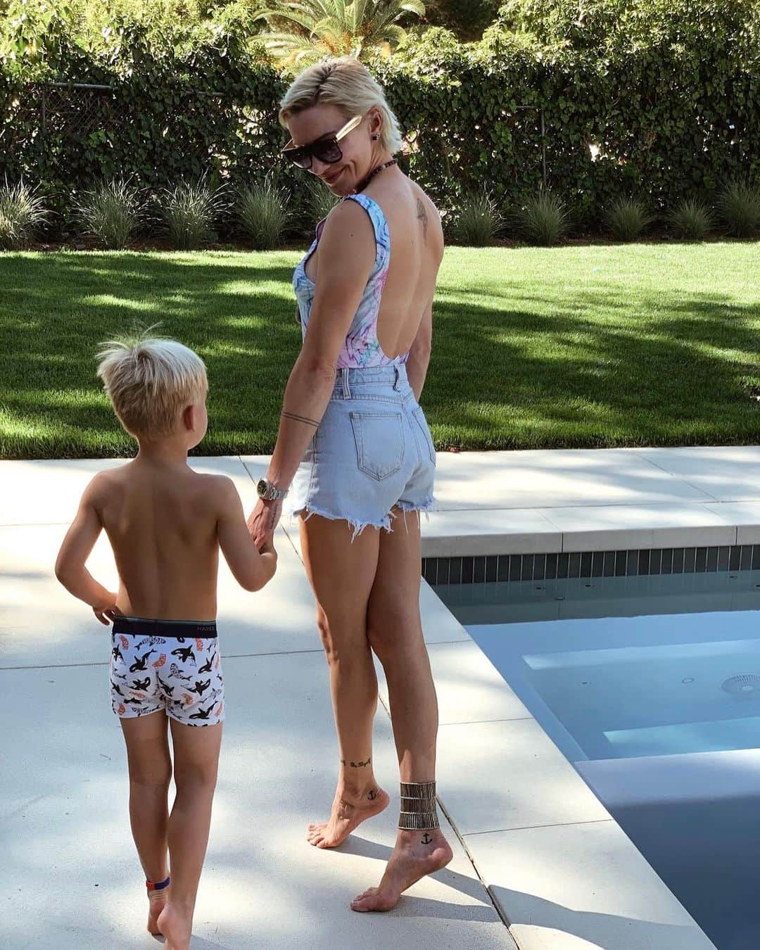 ケイティ・キャシディさんのインスタグラム写真 - (ケイティ・キャシディInstagram)「Hangin' poolside with my little nephew, wearing suit from @shopeverstore - Head over to my Stories to swipe up and shop!」7月30日 4時06分 - katiecassidy