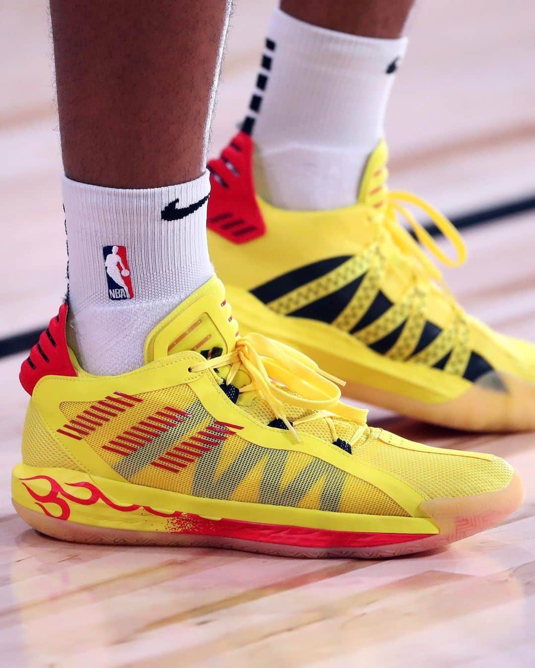 デイミアン・リラードのインスタグラム：「🚖 🎮 Another #Dame6 colorway inspired by my childhood. How many of y’all were on #CrazyTaxi back in the day? #NBAKicks #KicksOnCourt #YKWTII」