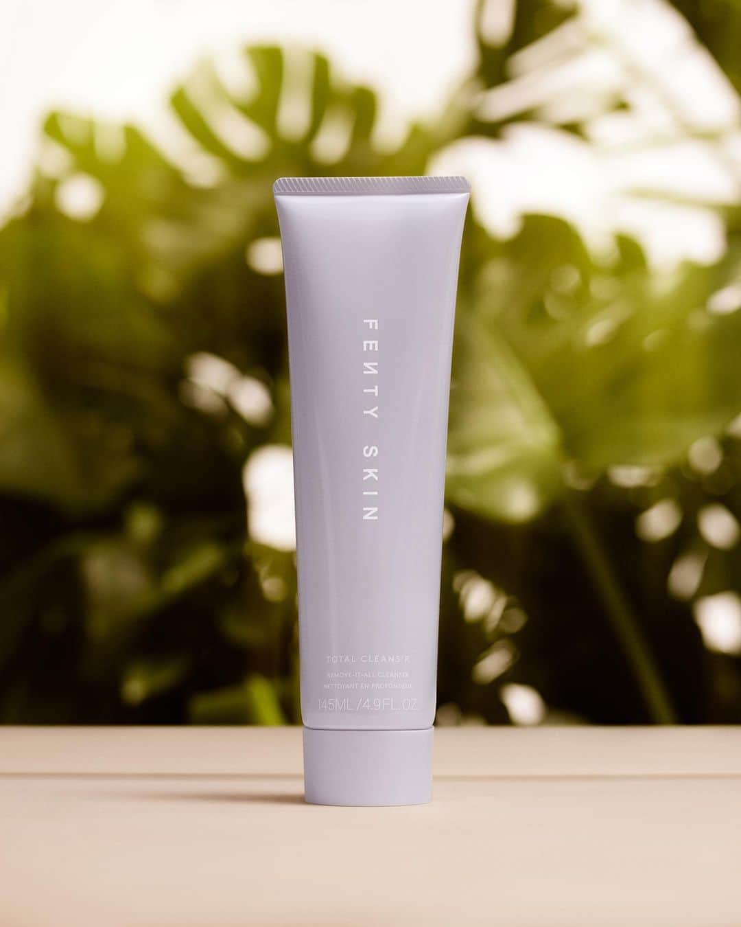 リアーナのインスタグラム：「✨STEP 1: TOTAL CLEANS’R✨  a 2-in-1 makeup remover-cleanser that takes everything off without drying out skin (I hate that stripped skin feeling!) Made with: ✔️ Barbados cherry: Loaded with vitamin C to help brighten ✔️ Gingko biloba: A tree used in ancient Chinese healing techniques; helps control oil + clarify skin ✔️ Green tea & Fig: Rich in antioxidants, helps defend against environmental stressors ✔️ Quince: Fruit infused with minerals to help condition」