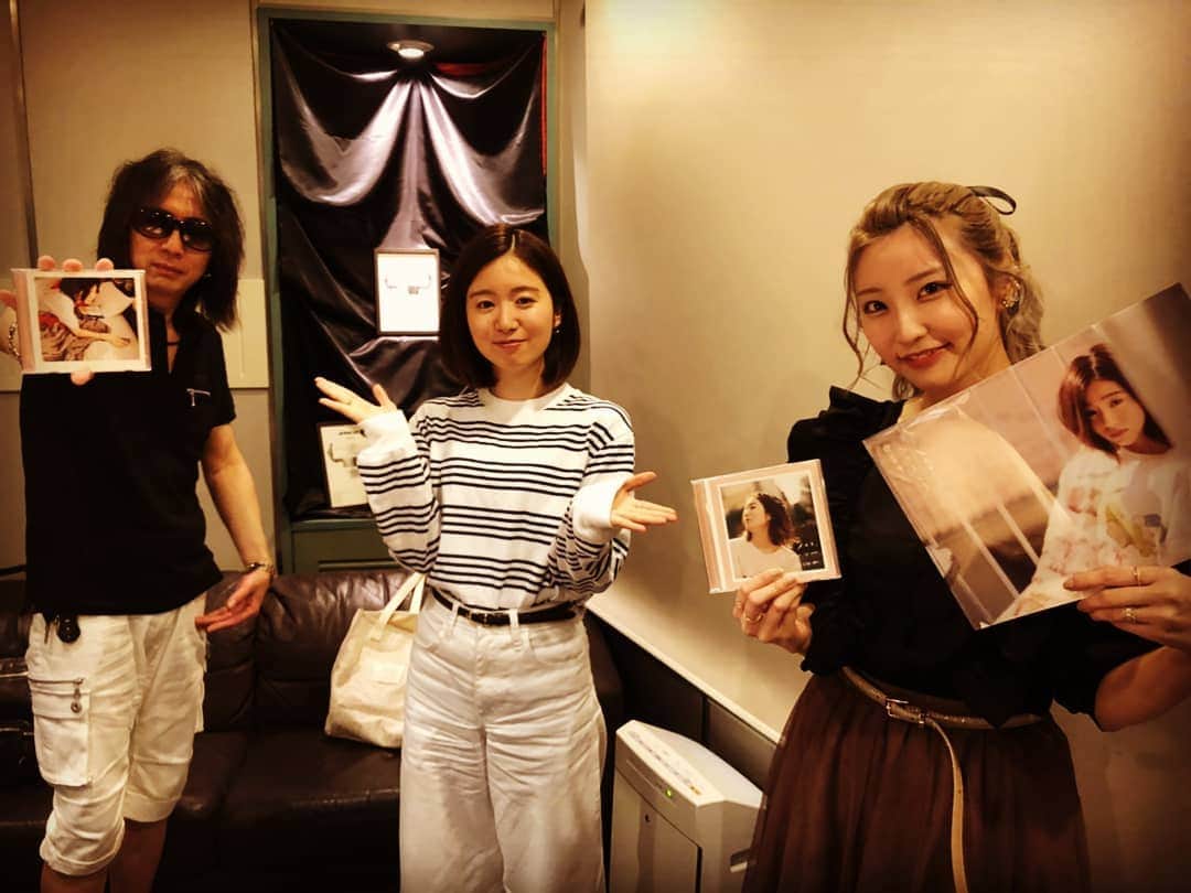 恩田快人のインスタグラム：「TBSラジオ 池田めぐみの Fine ! ! 恩田快人 ETERNAL MUSIC #174  今週は､ポップスの王道を走り続ける次世代シンガー 杏沙子さんをお迎えして､  2020/7/8 2ndフルアルバム ｢ノーメイク、ストーリー｣リリース！  アルバムには､ドラマL｢ランウェイ24｣(ABCテレビ)へ書き下ろした主題歌 ｢ファーストフライト｣､ JSBC SNOW TOWN 2019 CM曲 ｢こっちがいい｣を含む全10曲を収録！  昨年ストリーミングサービス｢AWA(アワ)｣で｢20の空模様｣をテーマに楽曲をセレクトしたプレイリストの中に JUDY AND MARY の｢Over Drive｣をセレクト！  9/23 (水) 大阪 Music Club JANUS 9/27 (日) 東京 Veats Shibuya で､ワンマンライブ｢NO MAKE, LIVE｣開催！  曲は､ ｢見る目ないなぁ｣ / 杏沙子  のお話しです！  パートナーは､恩田サウンドプロデュースで､ 今年CDデビュー予定の｢水湊いづき｣さんです！  よろしくお願いします！」