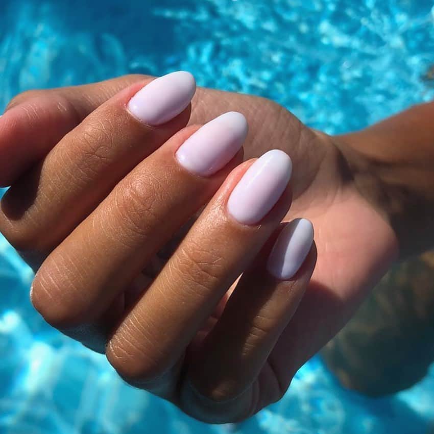OPIさんのインスタグラム写真 - (OPIInstagram)「Life's better poolside with a #funnybunny mani ☀️ @meshi_nails_cosmetics  #white #OPIObsessed #ColorIsTheAnswer #NOTD #NailSwag #NailsOfInstagram #NailsOnFleek #NailPolish #Nails #OPI」7月30日 4時20分 - opi
