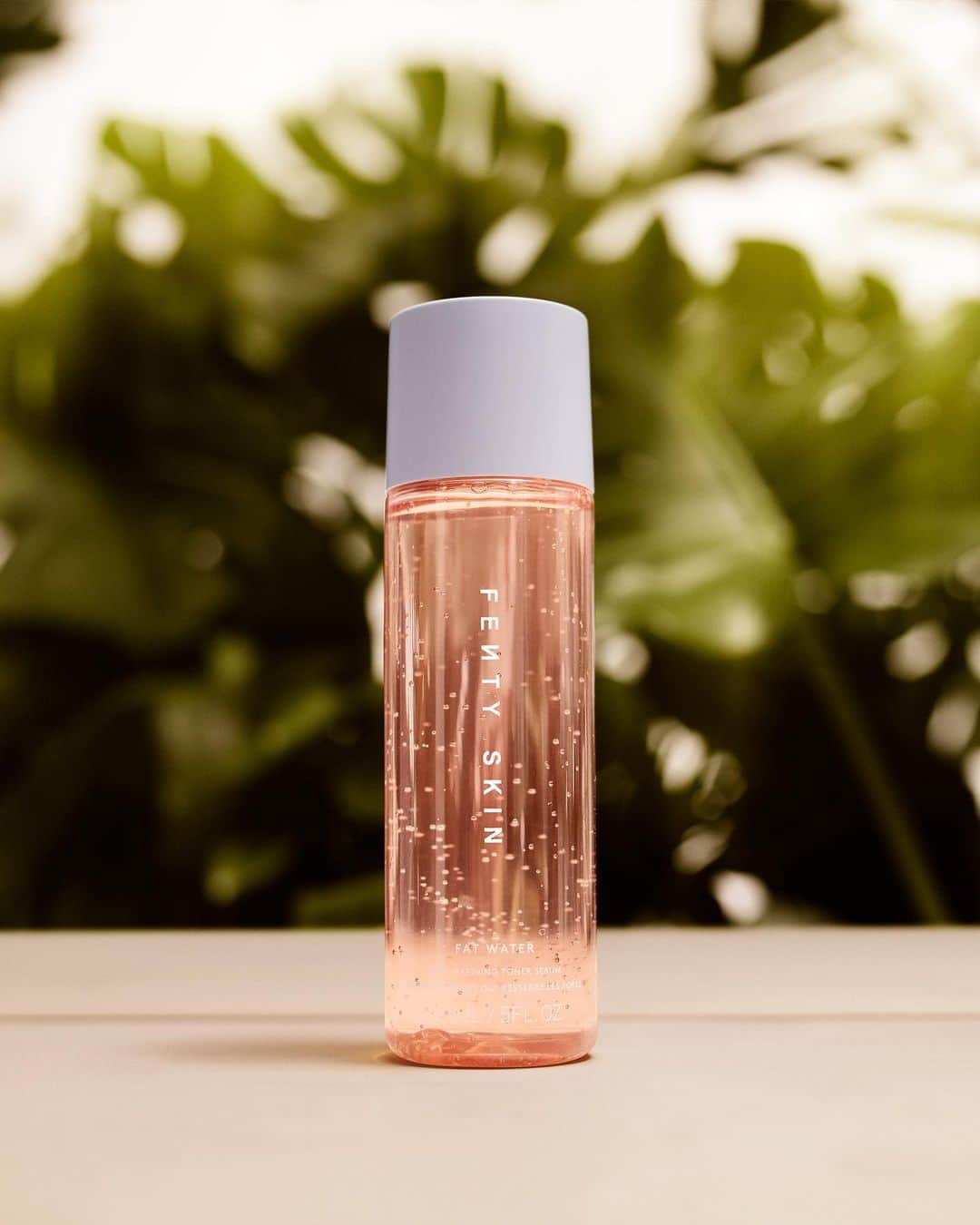 リアーナのインスタグラム：「💧STEP 2: FAT WATER TONER SERUM💧 a 2-in-1 toner-serum combo that targets pores, improves the look of dark spots, brightens, smooths, and fights shine. It does it all and I’m obsessed with it! Made with:  ✔️ Niacinamide: Helps reduce the look of dark spots, even skin tone, + fight excess shine ✔️ Barbados cherry: Every cherry is loaded with more vitamin C than an orange!  ✔️ Australian lemon myrtle & witch hazel water: Helps reduce oil + refine pores ✔️ Cactus flower: Helps hydrate ✔️ Green tea & fig: Antioxidants that help defend against environmental stressors」