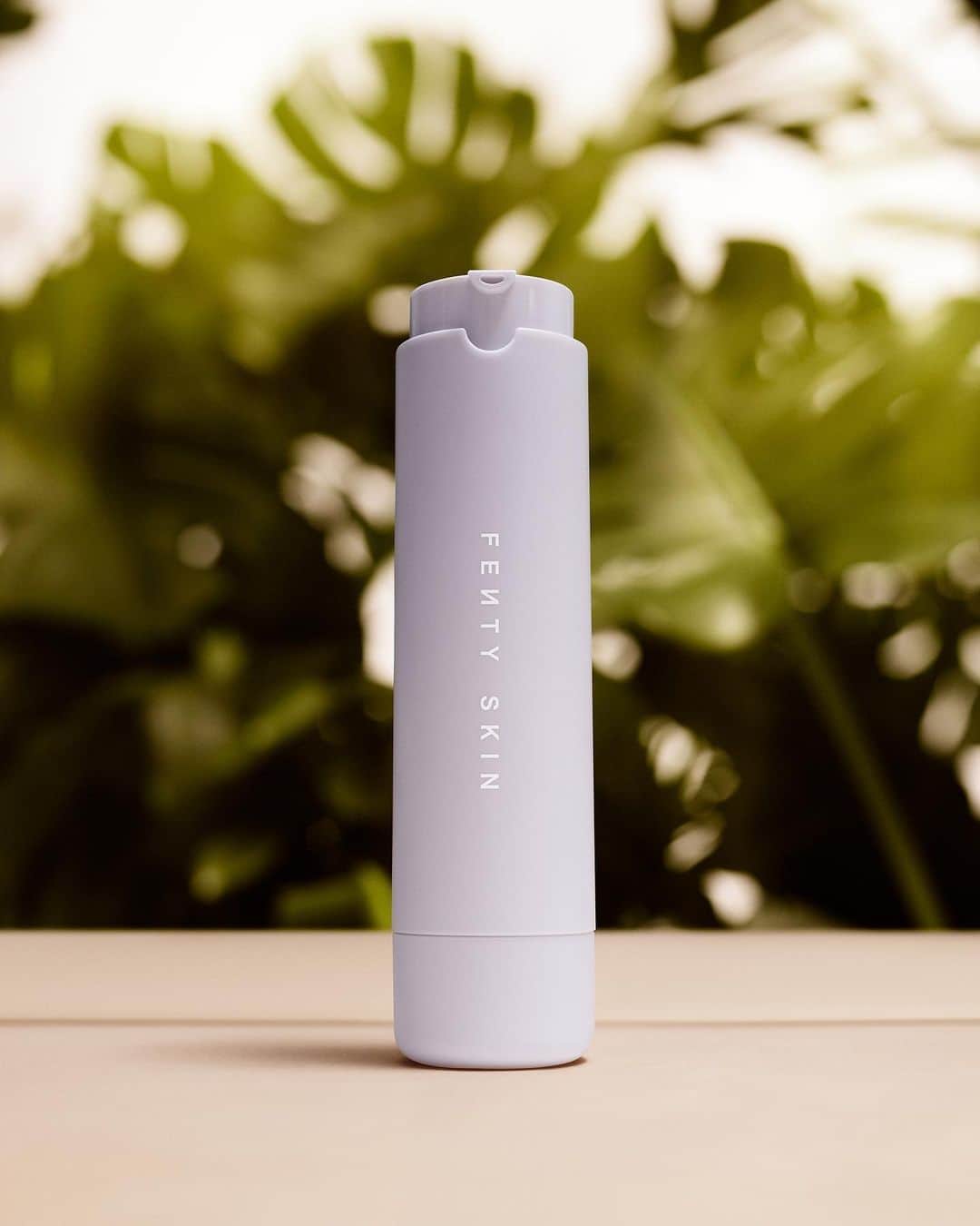リアーナのインスタグラム：「☀️STEP 3: HYDRA VIZOR INVISIBLE MOISTURIZER + SPF ☀️ a 2-in-1 sunscreen and moisturizer with SPF 30 protection. It’s oil free, invisible on all skin tones, coral reef-friendly, and refillable! Made with:   ✔️ Kalahari melon: Rich in antioxidants + vitamins; helps hydrate   ✔️ Niacinamide: Helps reduce the look of dark spots, even skin tone, + fight excess shine ✔️ Hyaluronic acid & aloe: Helps hydrate, soothe + condition ✔️ Baobab: Helps hydrate」