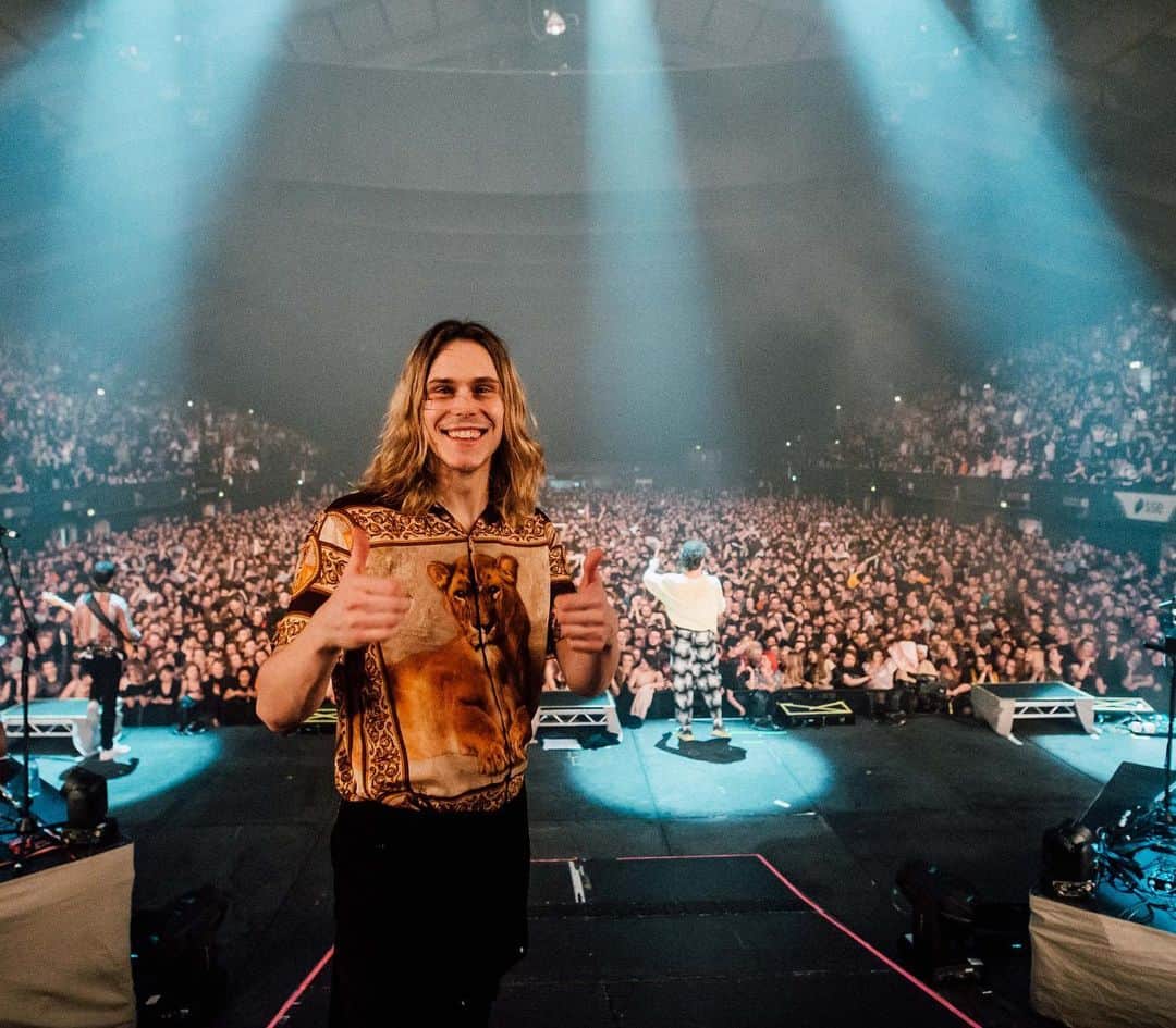 のインスタグラム：「Just under 24 hours left to get involved in our prize draw in aid of @doctorswithoutborders lifesaving work in Yemen. Guestlist to a DB show of your choice anywhere in the world is up for grabs (redeemable once we can have shows again 🙏) as well as a one of a kind snare drum signed by the whole gang and some of Matt’s used signature drum sticks from our last tour at the end of last year. Link to the draw in our bio. Please get involved if you can x」