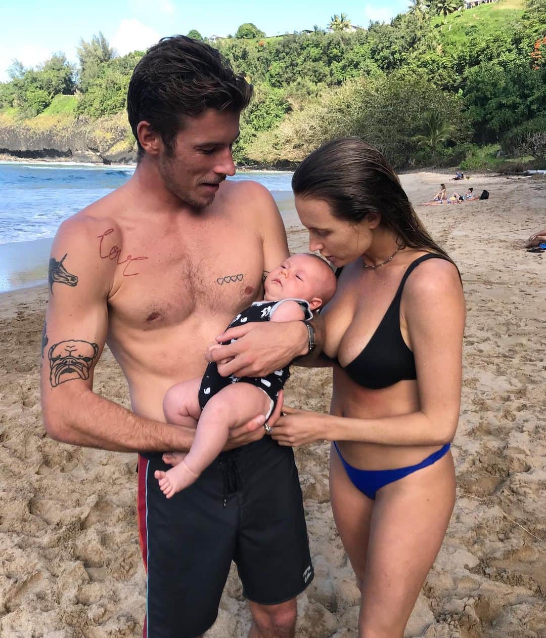 アラナ・ブランチャードのインスタグラム：「I love looking back at photos of when banks was just a baby. Banks was a month and a half here and I just remember it being such a special time and I just felt so feminine and beautiful. I loved my postpartum body and the curves I got from being pregnant and breast feeding. It’s absolutely amazing what a women’s body can do. My body has changed so much from this photo and sometimes it’s hard to accept all the changes. If I can give all the new mammas any tips on after having a baby it would be take it slow and soak it all in, it goes by so fast. There is a pressure for women to get back to their pre baby weight/ body as fast as they can and I think if you can just drop that everything will happen naturally for you on your own time. Our bodies are beautiful just how they are and we shouldn’t let society tell us other wise💙」