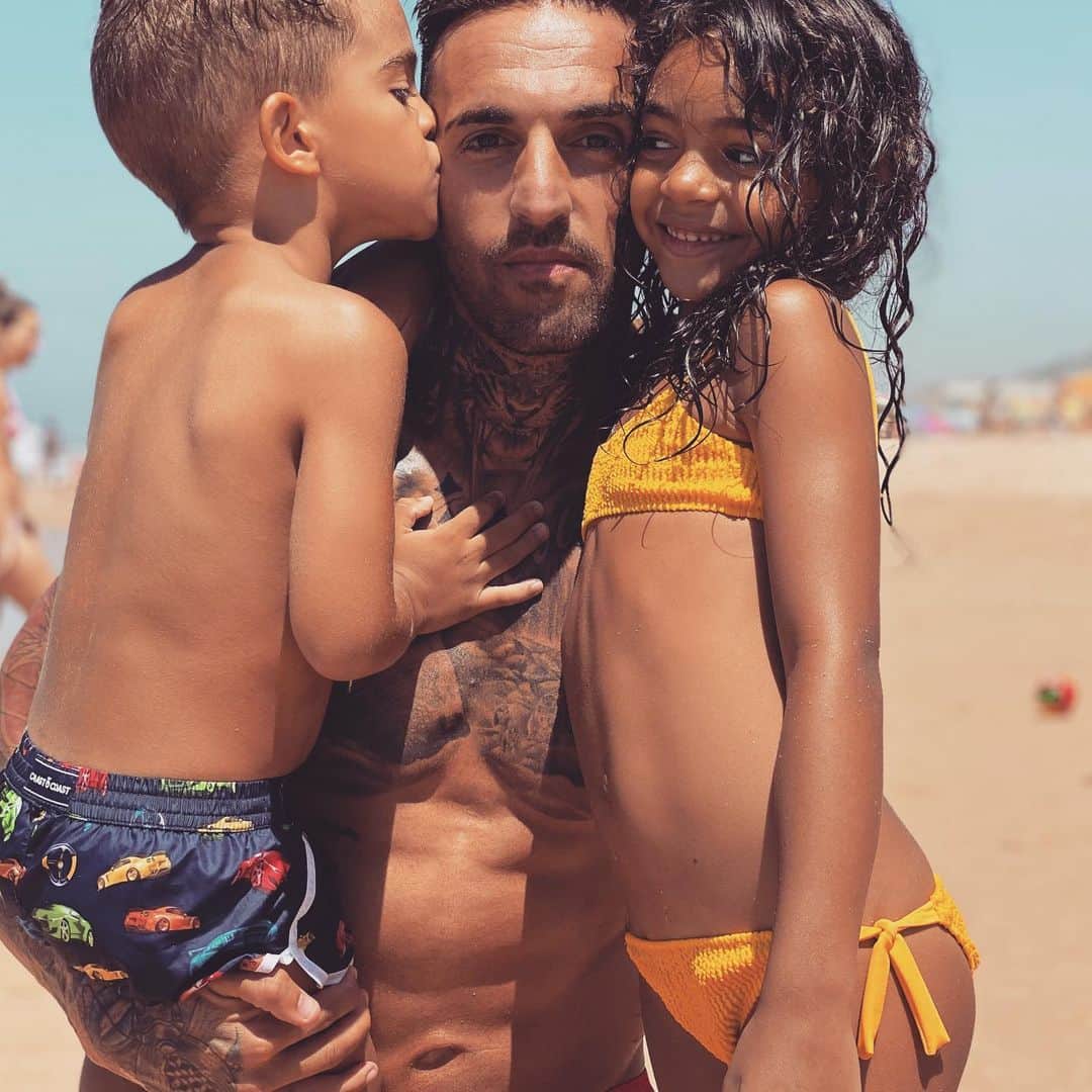 ミゲル・ロペスのインスタグラム：「Dia de praia com eles 😍🥰 #amoreterno #aminhavida #liaediego」