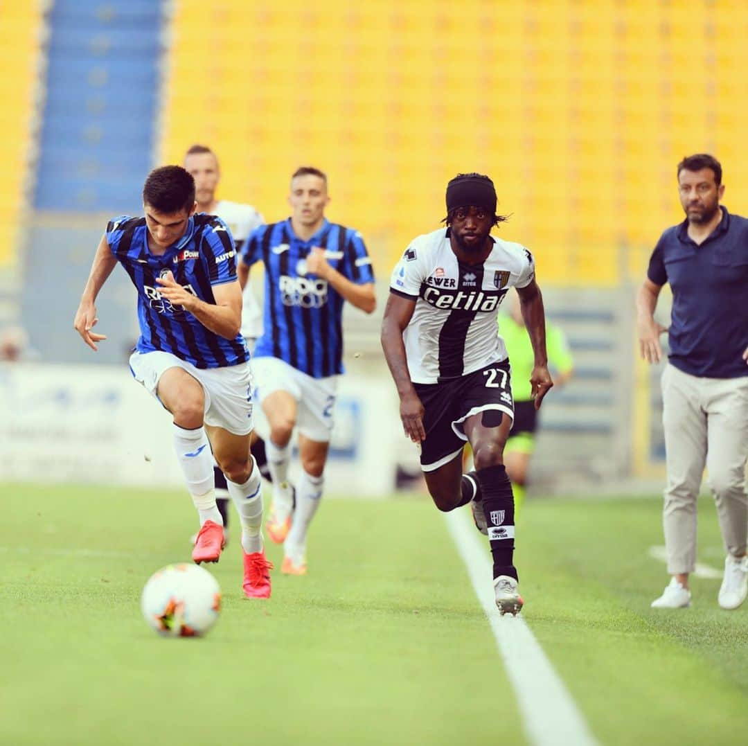 ジェルヴィーニョさんのインスタグラム写真 - (ジェルヴィーニョInstagram)「Last home game 🏟  #ParmaAtalanta   ___________________________________________________  @parmacalcio1913 💛💙 @andreacantini.photos 📸  _____________________________________________________   #parma #atalanta #seriea #italia #football #game #forzaparma」7月30日 4時49分 - gervinhofficial