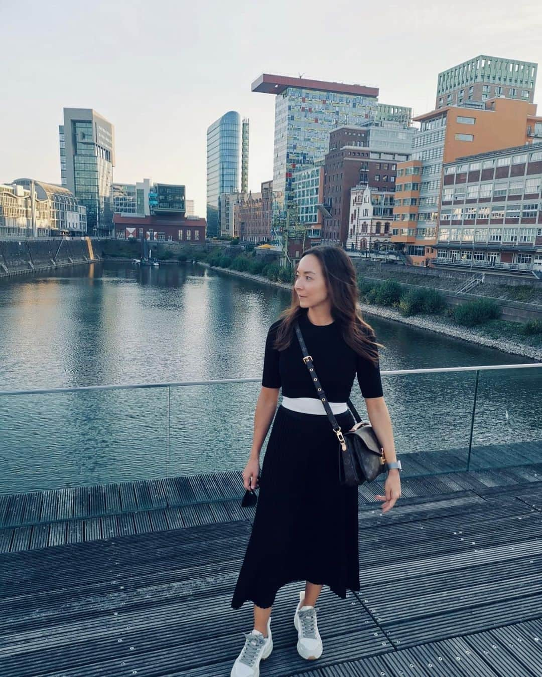 マリ・ヴァルトマンのインスタグラム：「“End of 3rd Semester” Bound  Couldn’t ask for a better option to end my day 🖤 📸 @christian_nuechtern  #düsseldorf #medienhafen #endofsemester #madeit #studylife」