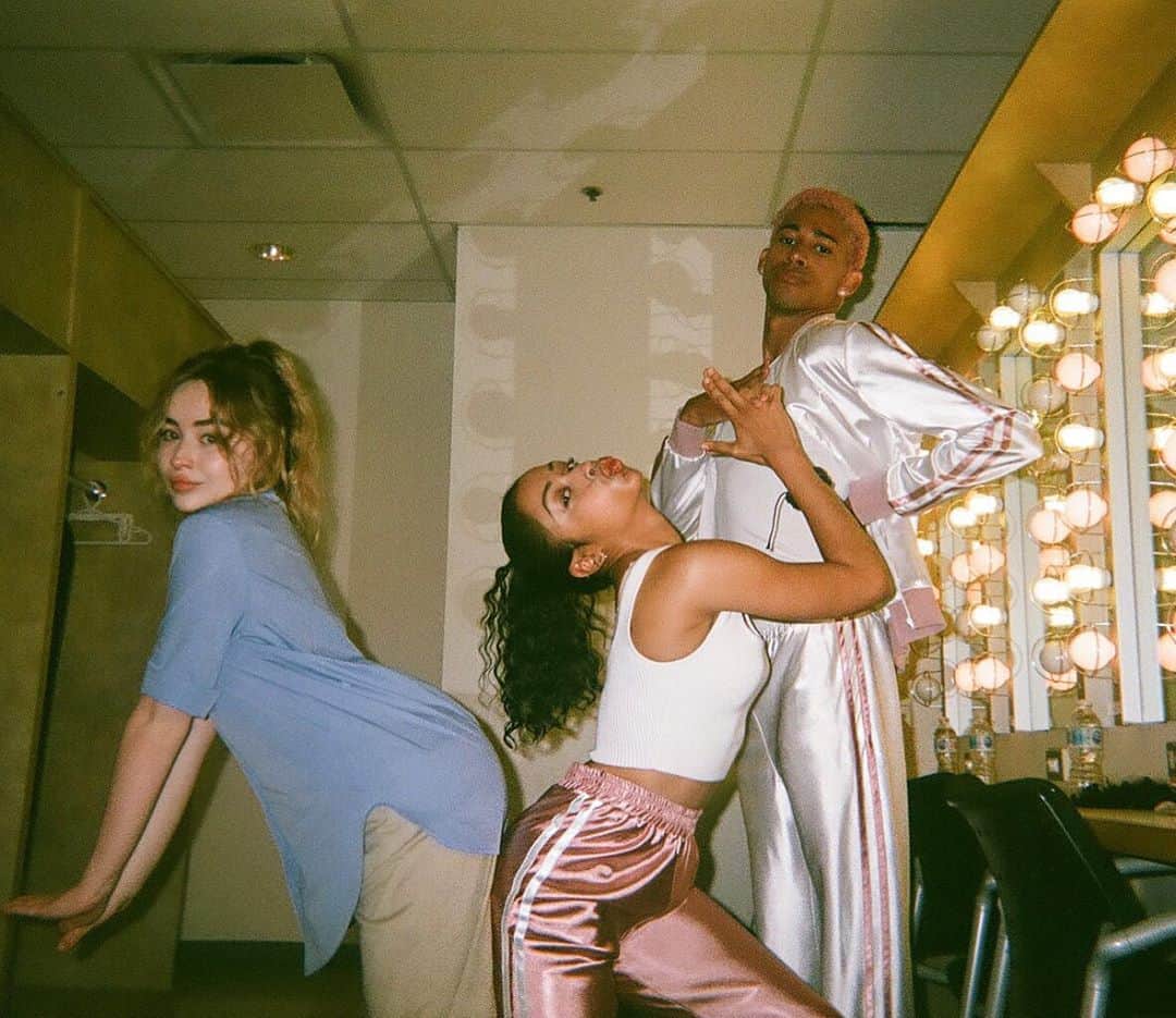 サブリナ・カーペンターのインスタグラム：「is it worth it  lemme @workitmovie」