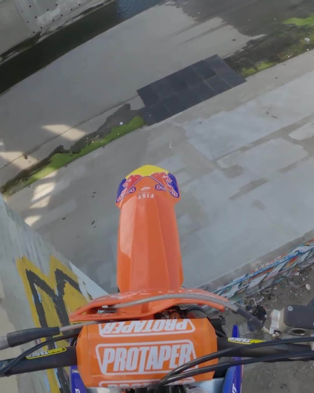 レッドブルのインスタグラム：「this @robbiemaddison jump looks straight out of a video game 🤯⁣  ⁣ Hit the link in our bio to watch his full LA freeride session with @tylerbereman⁣ #ductout #moto #freeride #redbull #givesyouwings」