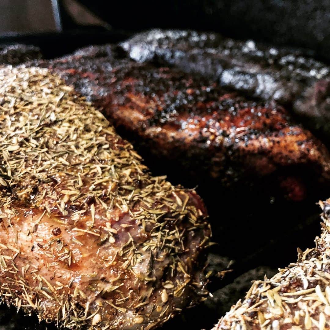 ケリスのインスタグラム：「This could be you this weekend . Jerk rubbed New York strip steak to die for and cafe con chili filet on the grill ! Go to bountyandfull.com and get a GOLD MINE BBQ BOX . The options of what you can make are endless . You deserve it . #spice #grill #bbq #earthy #eatwell #selfcare #treats #treasure #delicious #deliciousfood #farmfresh #farmgrown @bountyandfull it’s a lifestyle」