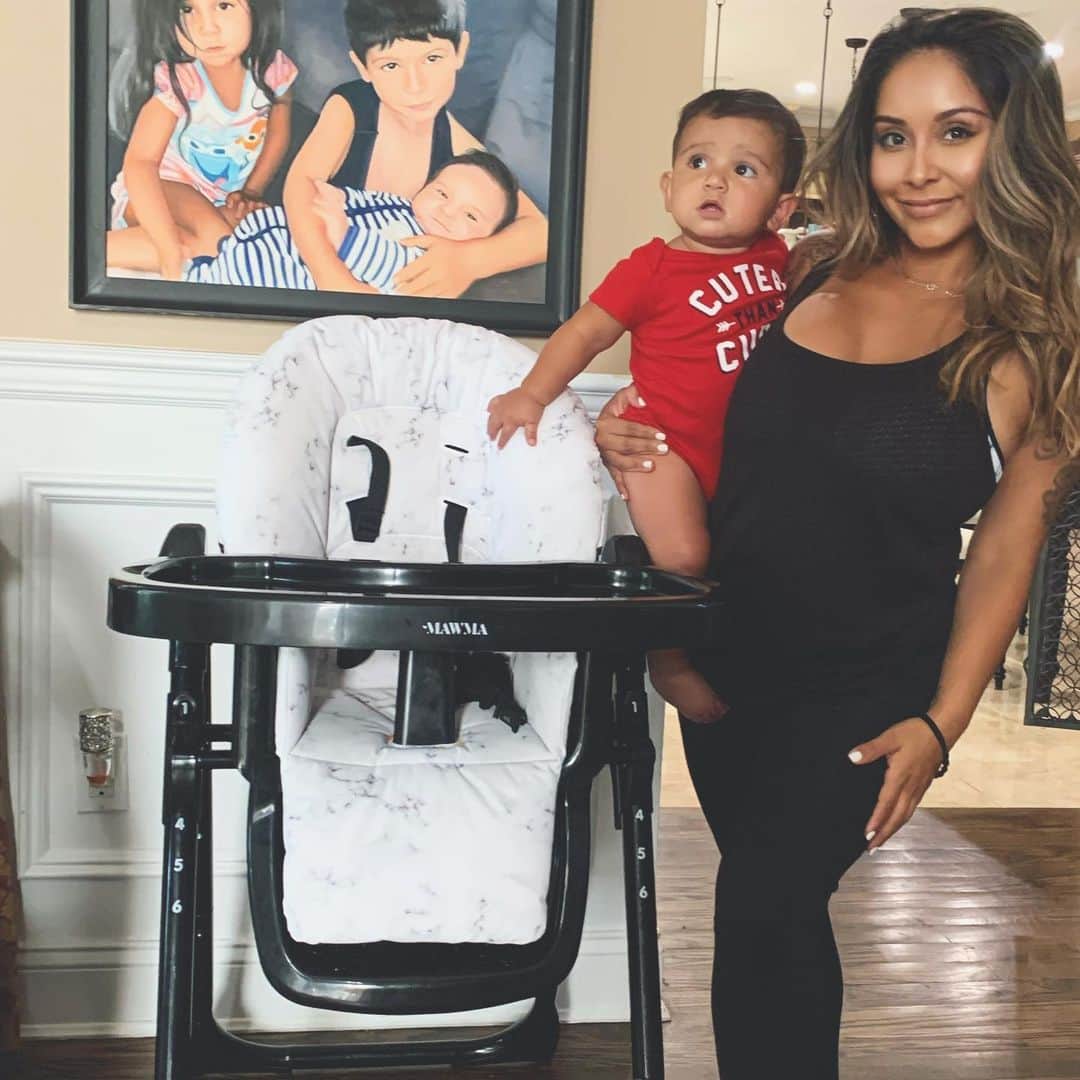 ニコール・ ポリッツィのインスタグラム：「MAWMA Highchairs launching Friday at @buybuybaby 🔥 I CANT WAIT 🥰 @yourbabiieofficial #mawma #yourbabiie #mawma #babygear #momlife #babyweaning #modernkitchen #highchair #parenting #buybuybaby #babyessentials #babyregistry #ad」