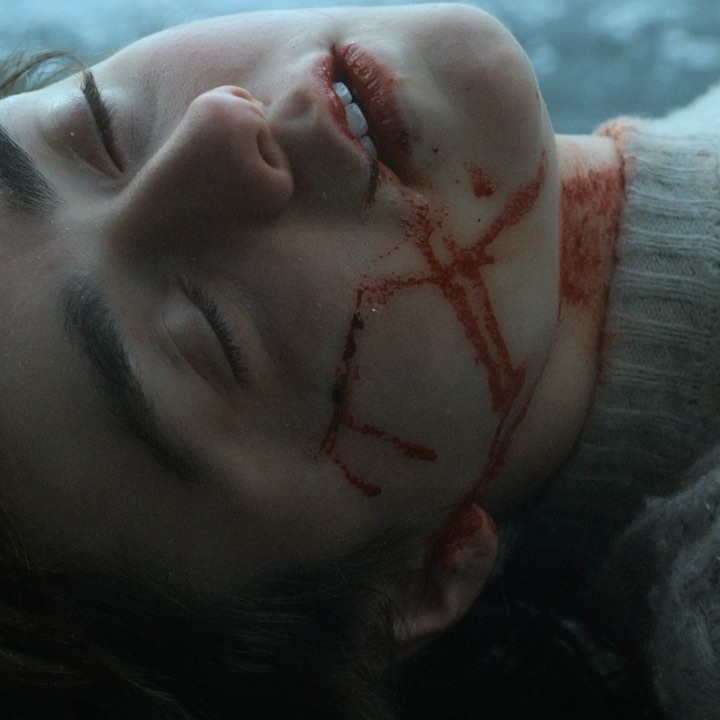 レナ・ヘディのインスタグラム：「Made a little film for @Madeon 💥 With collaborative gems @maisie_williams #jamesnelsonjoyce @jonmuschamp @octopus_inc_uk @nicola6190 @ugnec @eve__doherty @no8ldn @markanthonystylist @felix_e_forma ... Whole film @madeon stories .. @vevo 👅👻😈」