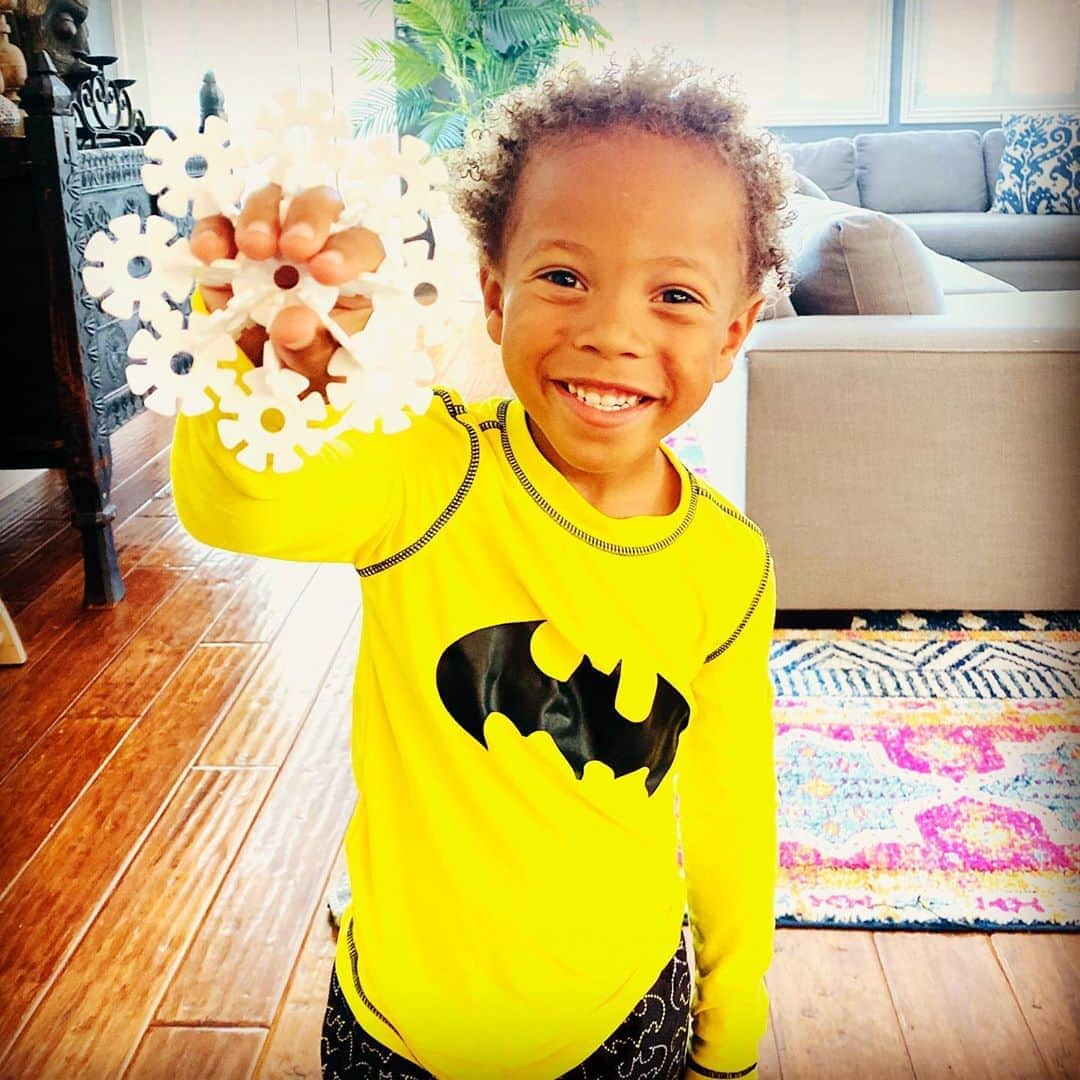 ロックモンド・ダンバーのインスタグラム：「Czar Rockmond Dunbar (4) STEM Learning before swim class. He calls it a Robot Hand... And I believe him...#💪🏾❤️👍🏾 #blackhomeschoolers #blackhomeschooling #blackhomeschoolingfamily #blackhomeschool365 #blackeducationmatters #stem」